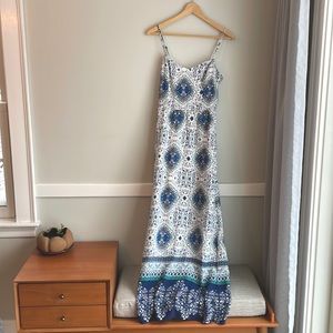 Pretty, flowy dress in a Moroccan-inspired print. Size sm